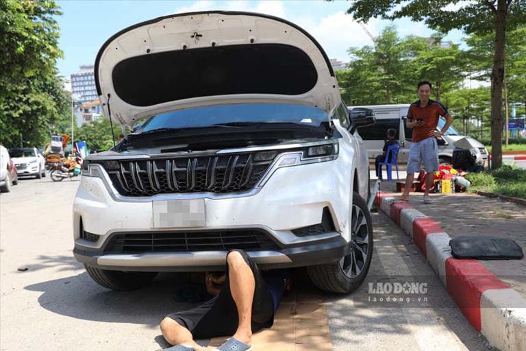 Mùa hè là thời điểm khắc nghiệt đối với mọi phương tiện, đặc biệt là những chiếc ôtô cũ đã qua sử dụng. Ảnh: Phương An