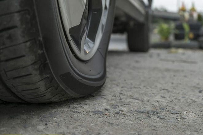Lắp cảm biến áp suất lốp giúp người lái xe kịp thời phát hiện các sự cố liên quan đến áp suất lốp