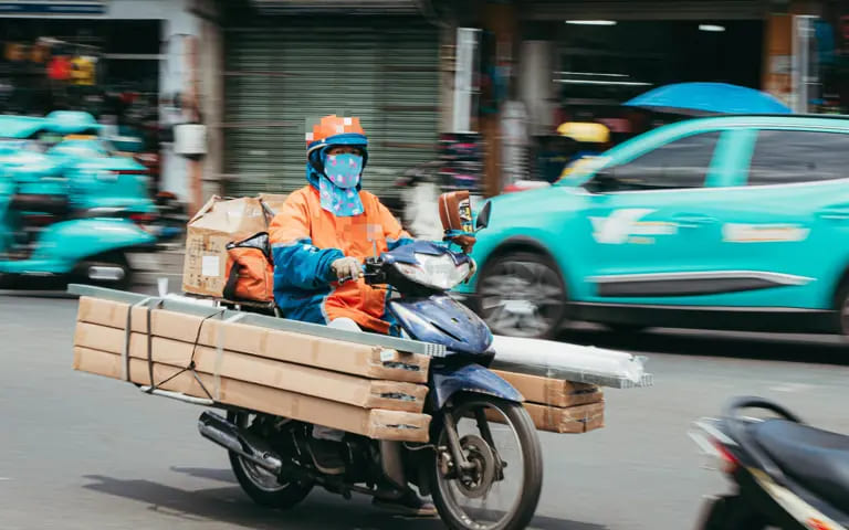 Tài xế hãy dừng hẳn xe để nhận cuộc gọi; tuyệt đối không nhắn tin hay lướt mạng, chat khi lái xe - Ảnh minh họa: T.T.D.