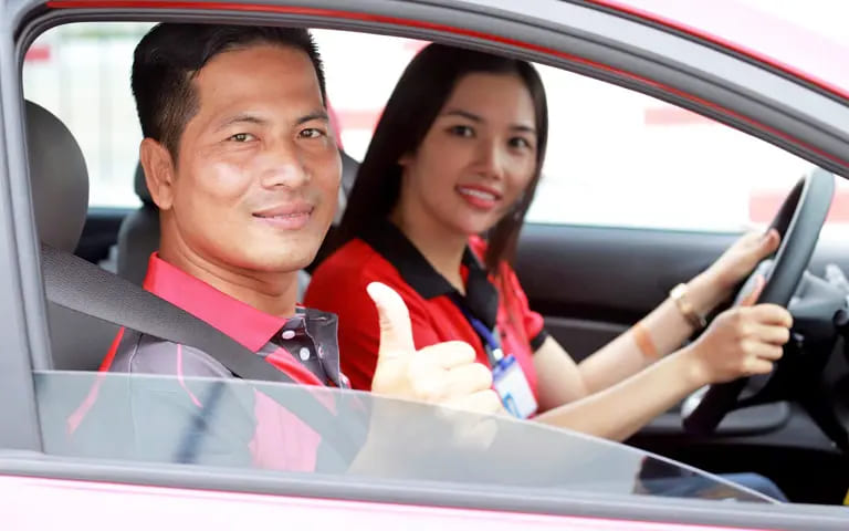 Tài xế hãy dừng hẳn xe để nhận cuộc gọi; tuyệt đối không nhắn tin hay lướt mạng, chat khi lái xe - Ảnh minh họa: T.T.D.