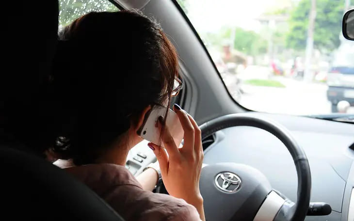 Tài xế hãy dừng hẳn xe để nhận cuộc gọi; tuyệt đối không nhắn tin hay lướt mạng, chat khi lái xe - Ảnh minh họa: T.T.D.