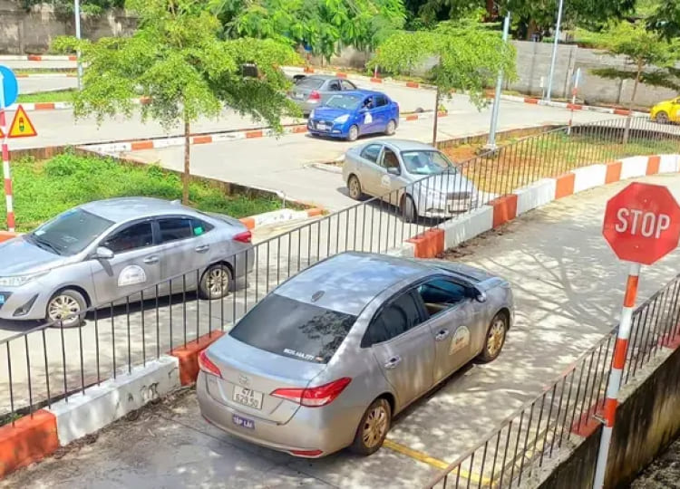 Học lái xe - đâu chỉ thắng và ga - Kỳ 3: Những điều cần biết khi đi thi lái xe