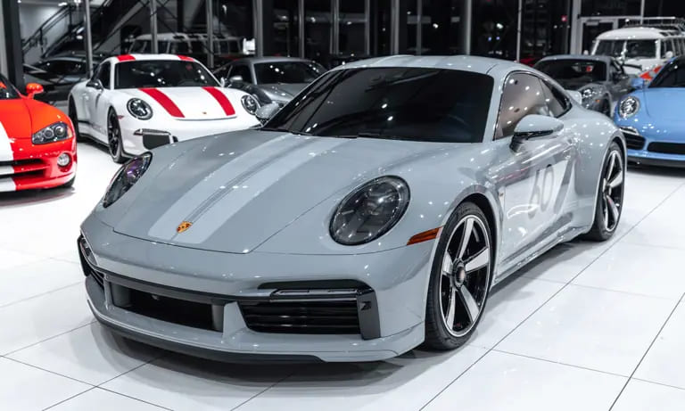 Một chiếc Porsche 911 đời 2023 tại một đại lý ở Mỹ. Ảnh: Chicago Motor Cars