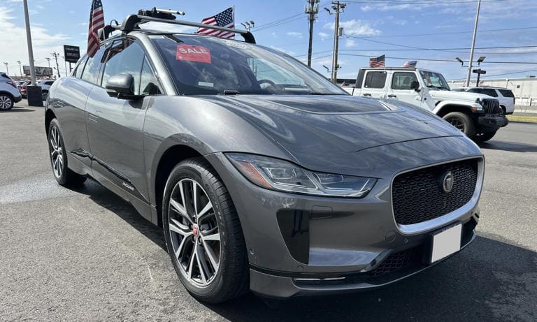 Một chiếc Jaguar I-Pace đời 2019 tại một đại lý xe cũ ở Mỹ. Ảnh: F.C. Kerbeck Buick GMC