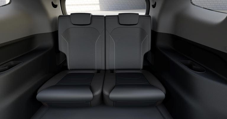 Hàng 3 có 2 ghế ngồi với hộc để cốc. Có khả năng ghế trên Limo Green được bọc nỉ, cốp đóng mở cơ.
