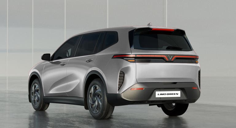 Khác với Minio Green, VinFast Limo Green chưa được công bố thông số cấu hình động cơ. Hãng chỉ tiết lộ Limo Green sử dụng pin LFP cho phép chạy tới 450km khi sạc đầy. Xe có khả năng sạc nhanh với pin từ 10% lên 70% trong vòng 30 phút.