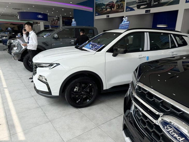 Nhiều mẫu xe ô tô tồn kho giảm giá mạnh, đại lý tung chính sách hấp dẫn thu hút người mua - Ảnh: Sưu tầm