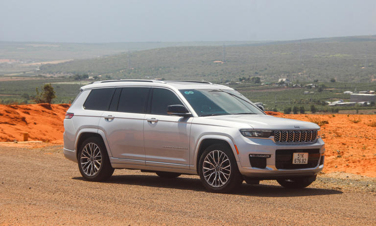 Một mẫu Grand Cherokee L lắp động cơ 3.6 dẫn động 4 bánh lăn bánh tại Phan Thiết, Bình Thuận. Ảnh: Phạm Trung
