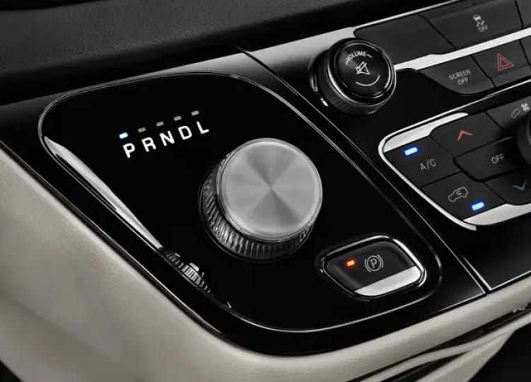 Núm xoay chọn số trên xe Chrysler nằm gần với núm chỉnh âm lượng và có thể gây nhầm lẫn. Ảnh: Adventura