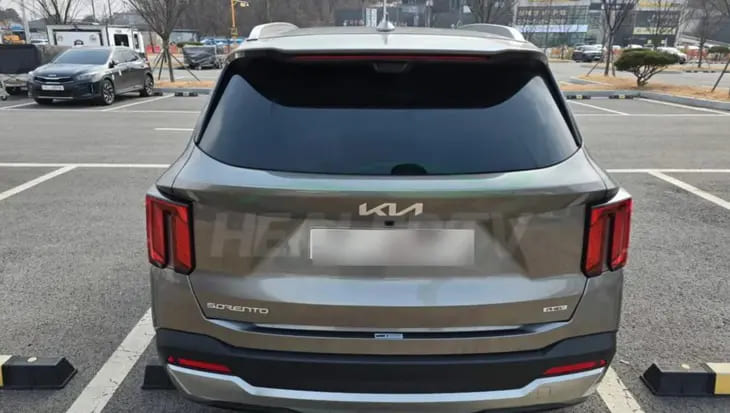 Kia Sorento PHEV mới được phát hiện chạy thử tại Hàn Quốc vào cuối tháng 2 vừa qua - Ảnh cắt từ video, nguồn: Healer TV