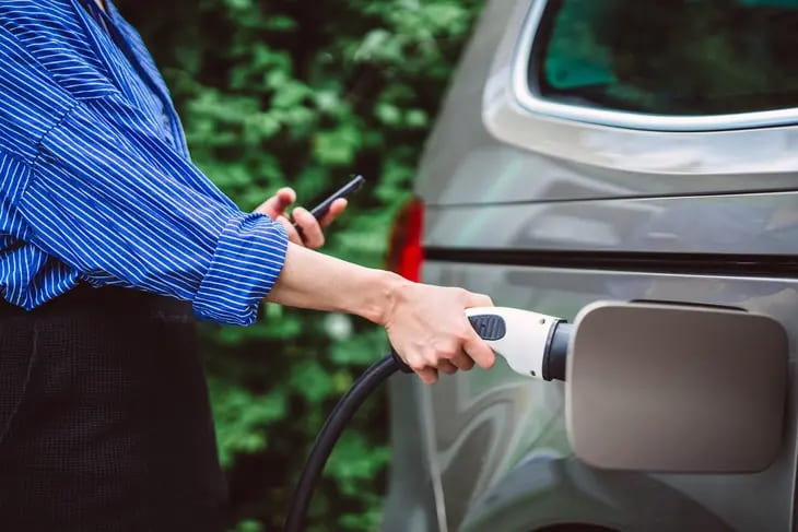 Một người lái xe lần đầu chia sẻ rằng học và thi lấy giấy phép lái xe bằng xe điện mang lại nhiều lợi thế - Ảnh: The Sun
