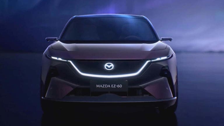 Đầu xe sử dụng hệ thống đèn ban ngày kết nối với tản nhiệt cùng logo phát sáng nhìn khá bắt mắt - Ảnh: Changan Mazda