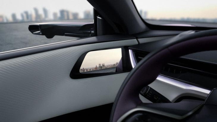 Chưa dừng lại tại đó, Mazda CX-6e còn có thêm một màn hình HUD kính lái với kích thước tổng lên tới 100 inch. Tổng cộng, cabin xe có 6 màn hình với màn 2 bên táp lô hiển thị hình ảnh từ camera bên (thay gương truyền thống) và màn hình phục vụ hàng ghế sau - Ảnh: Mazda