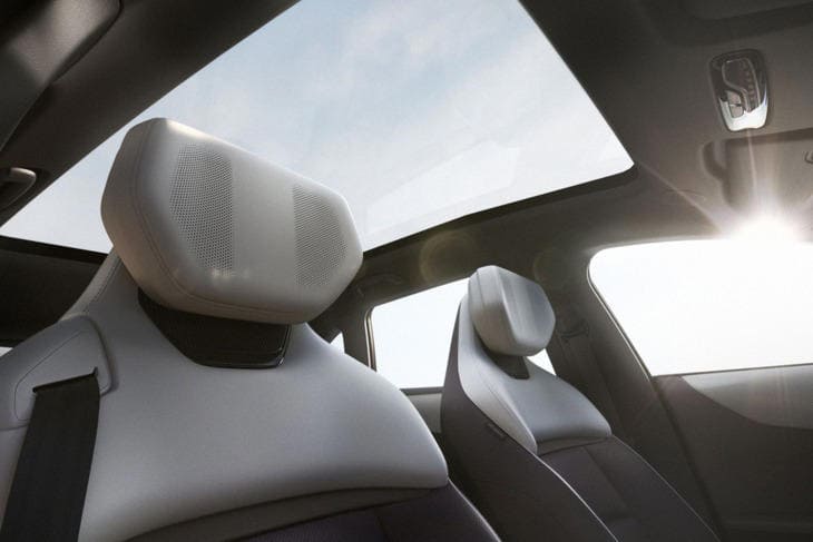 Cửa sổ trời toàn cảnh tạo cảm giác thoáng đãng cho cabin - Ảnh: Mazda