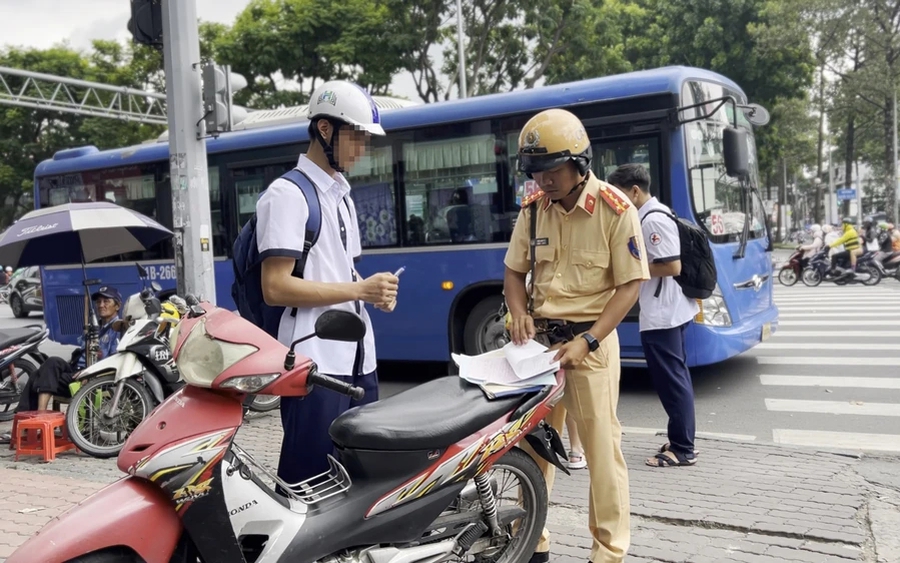 Mức phạt người chưa đủ tuổi điều khiển ô tô, mô tô, xe gắn máy từ 1/1/2025