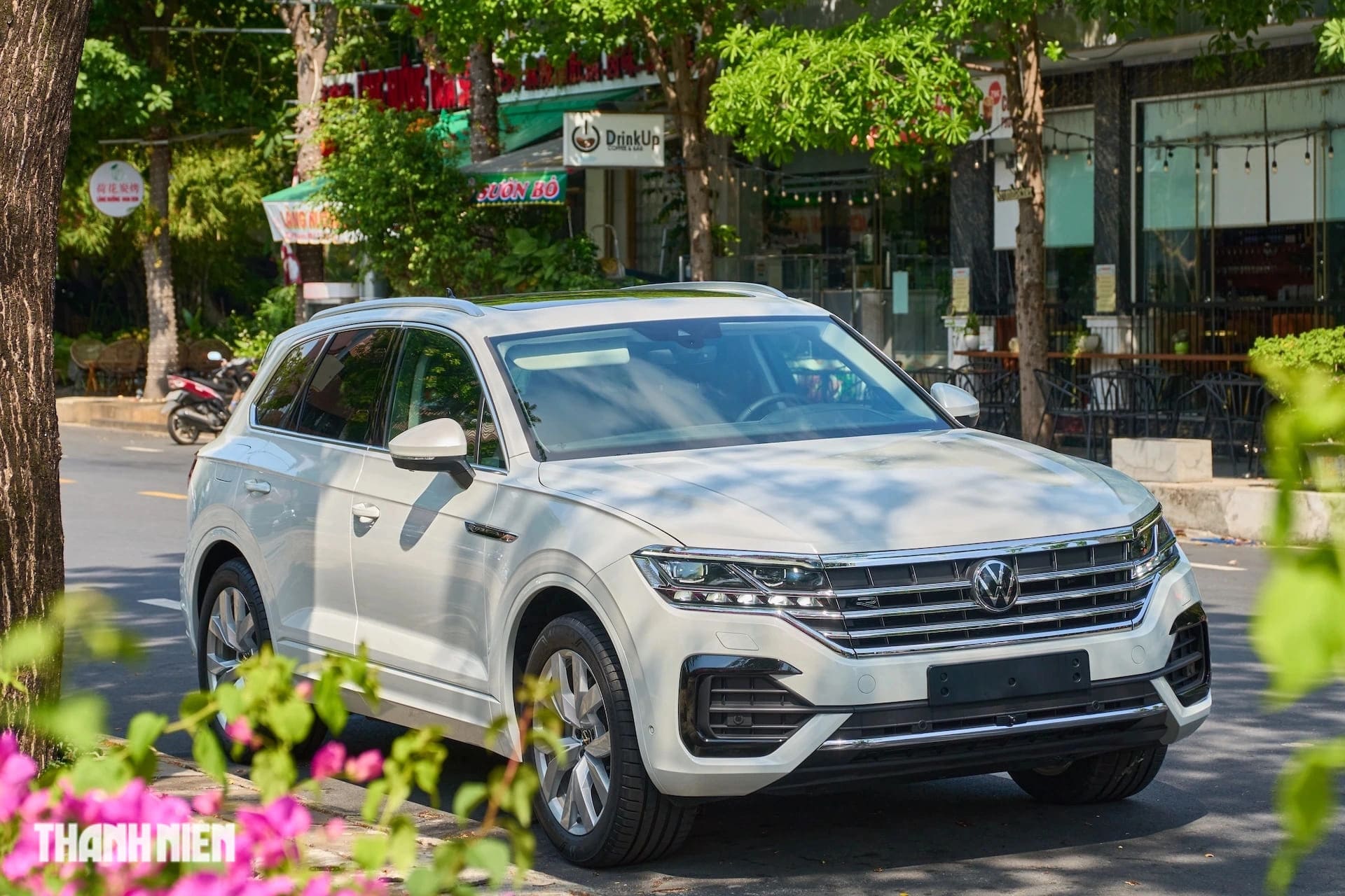 Ở thế hệ mới, Touareg mang phong cách thiết kế đơn giản, cân đối, tập trung vào sự tinh tế và sang trọng. Phần đầu xe sử dụng lưới tản nhiệt mạ crôm, nối liền cụm đèn chiếu sáng phía trước, tạo thành một khối liền mạch dễ nhận diện.