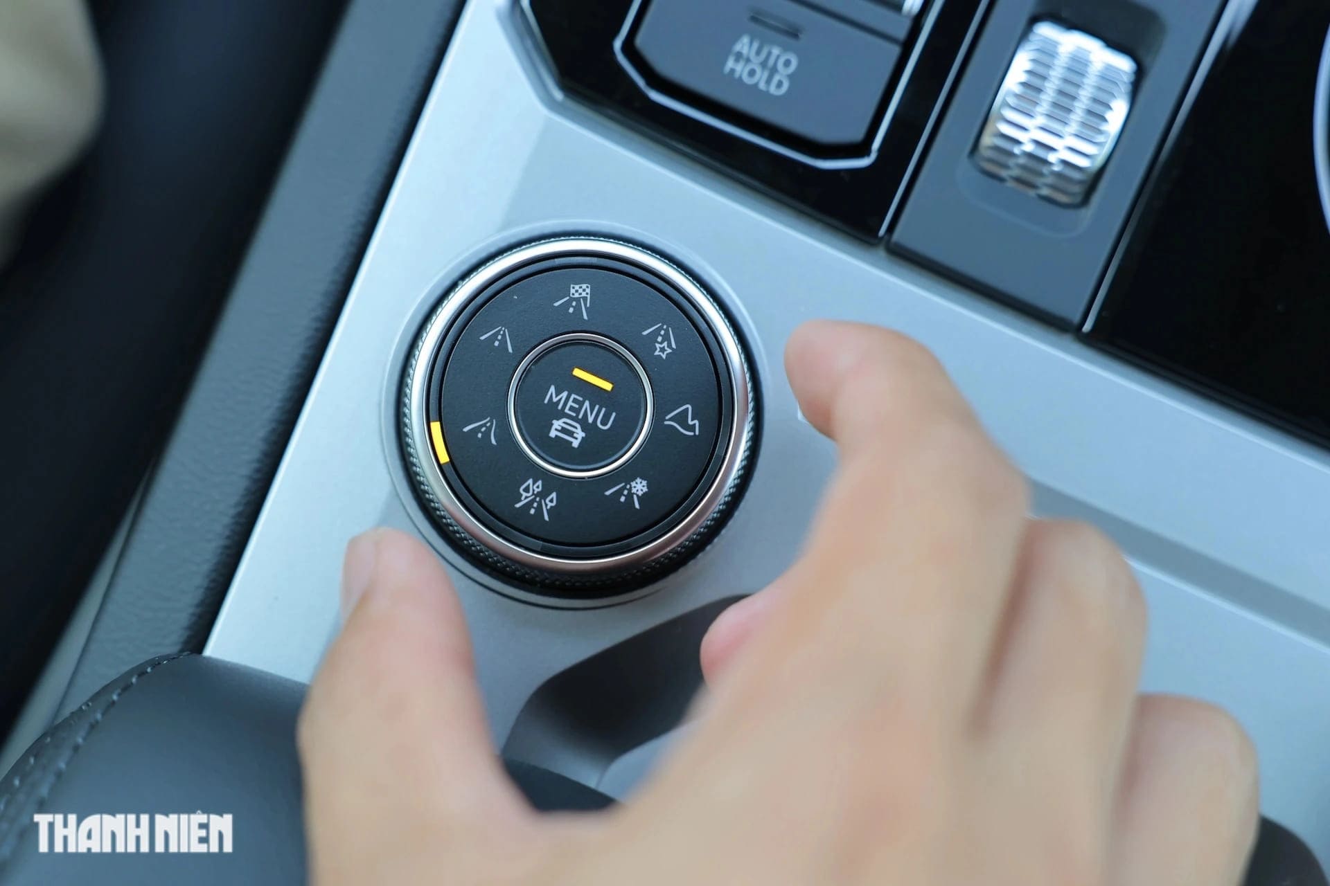 Phiên bản Elegance trang bị 6 chế độ lái gồm Eco, Normal, Sport, Offroad, Snow và Custom. Phiên bản Luxury bổ sung thêm chế độ Comfort thiên về sự êm ái. Tùy vào chế độ được chọn, động cơ, hộp số và vô-lăng sẽ thay đổi phản hồi để phù hợp với điều kiện vận hành.