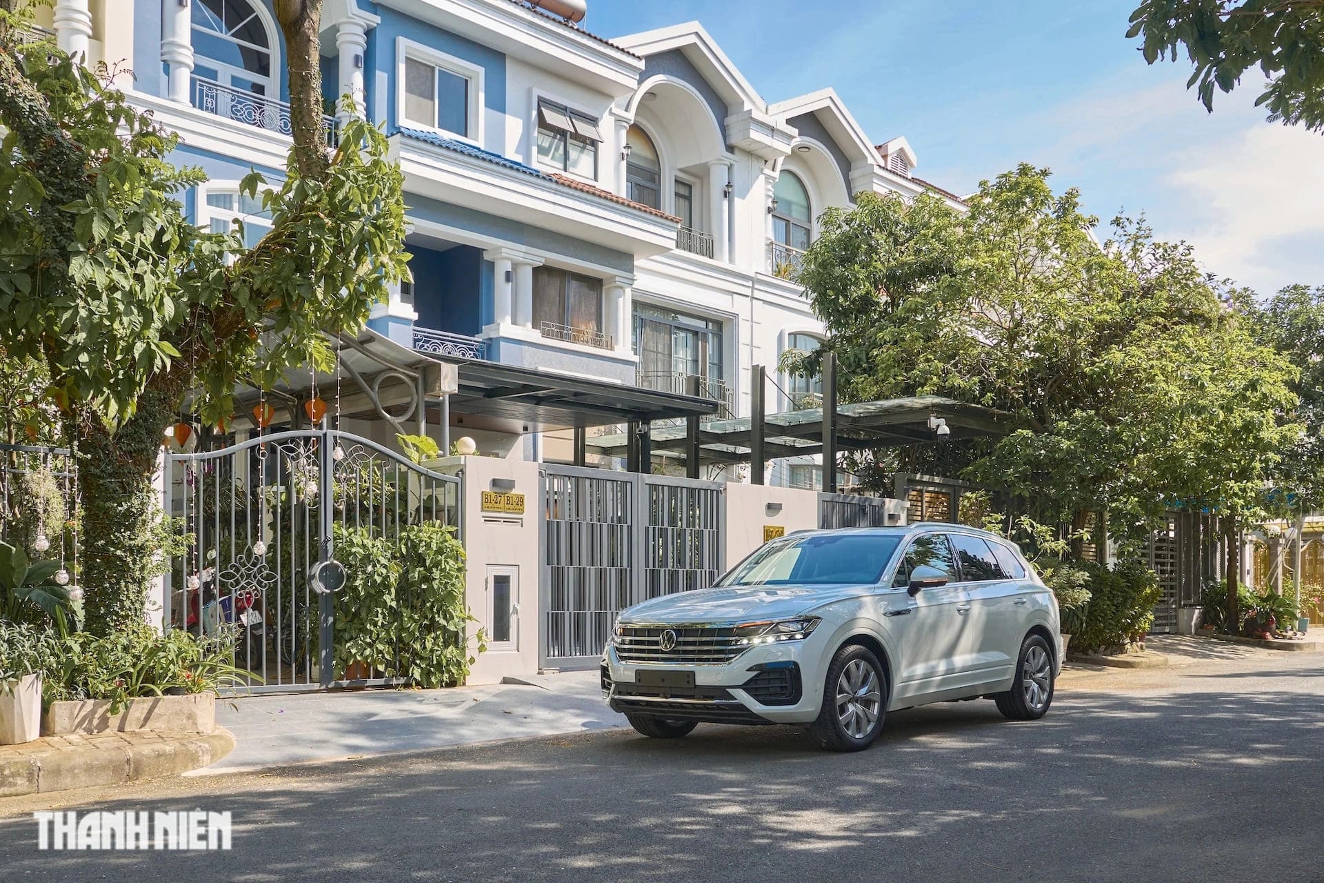 So với các mẫu SUV hạng sang cỡ lớn khác tại thị trường Việt Nam có giá từ 3,5 tỉ đồng trở lên, Volkswagen Touareg định giá dễ tiếp cận hơn. Mức giá từ 2,699 tỉ đồng nhưng được trang bị đầy đủ tiện nghi cần thiết giúp mẫu SUV Đức phù hợp với người dùng ưu tiên giá trị sử dụng thay vì phô trương hình ảnh, thương hiệu xe.