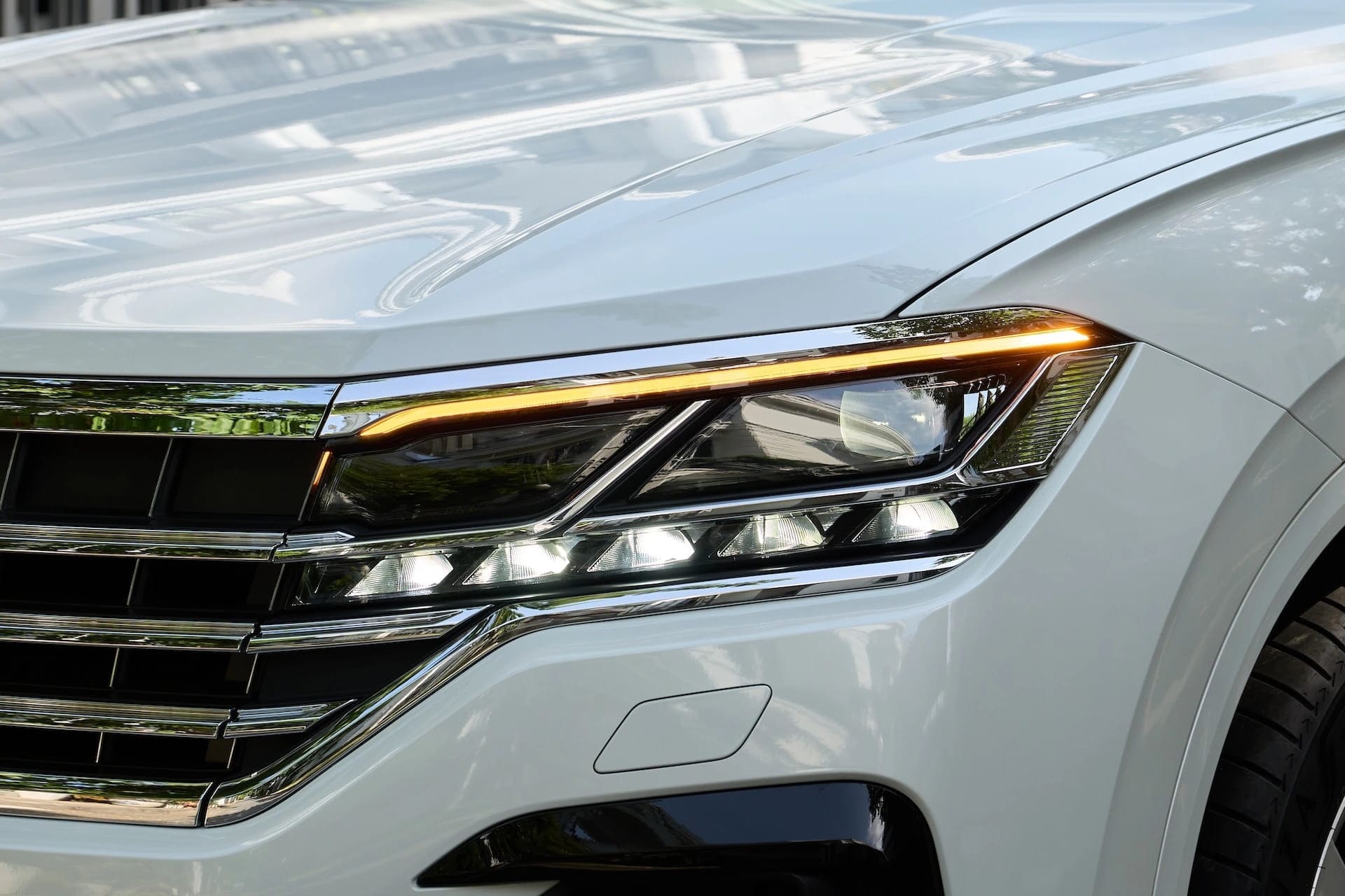 Trên cả hai phiên bản của Touareg đều được trang bị công nghệ đèn LED ma trận với tổng cộng 256 bóng LED nhỏ ở hai bên, hỗ trợ điều chỉnh vùng chiếu sáng, chống chói cho xe đi cùng và ngược chiều.
