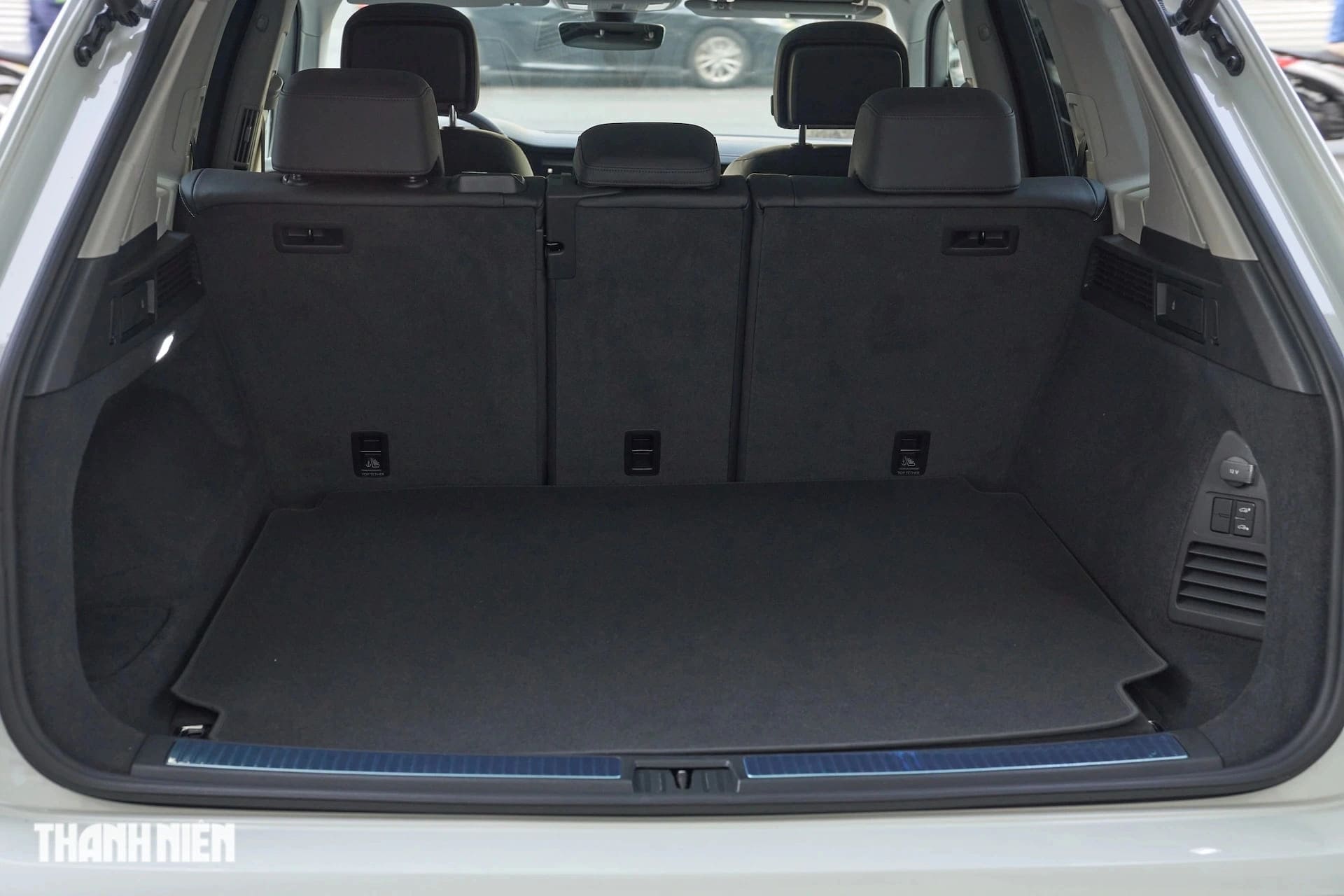Khoang hành lý của chiếc SUV đầu bảng Volkswagen có dung tích tiêu chuẩn 810 lít, có thể mở rộng tối đa 1.800 lít khi gập hàng ghế thứ hai. Không gian cốp xe đủ đáp ứng nhu cầu chở hành lý cho gia đình 4 - 5 thành viên trong những chuyến đi xa.