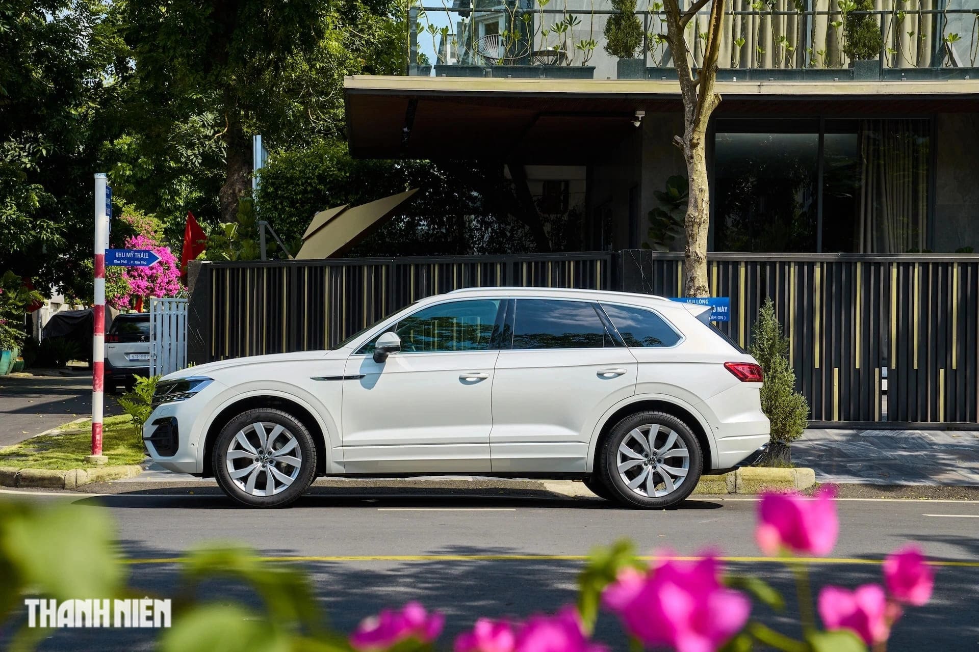 Touareg thế hệ mới sử dụng động cơ tăng áp 2.0 lít, có công suất 251 mã lực và mô-men xoắn cực đại 370 Nm. Động cơ này kết hợp với hộp số tự động 8 cấp và hệ dẫn động bốn bánh toàn thời gian 4Motion, hướng đến trải nghiệm vận hành nhẹ nhàng, êm ái.