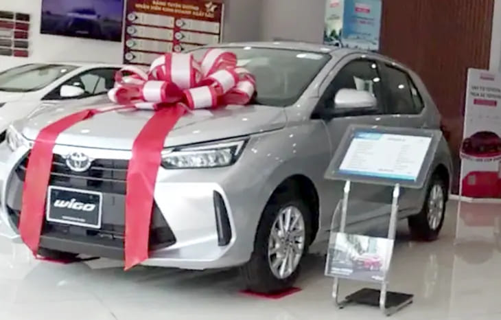 Chi phí “lót tay” của xe Land Cruiser 300 bằng hoặc cao hơn tiền mua nguyên chiếc xe khác. Trong ảnh: một số mẫu xe Toyota trưng bày, không có Land Cruiser 300 - Ảnh: cắt từ video