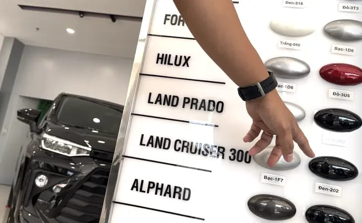 Chi phí “lót tay” của xe Land Cruiser 300 bằng hoặc cao hơn tiền mua nguyên chiếc xe khác. Trong ảnh: một số mẫu xe Toyota trưng bày, không có Land Cruiser 300 - Ảnh: cắt từ video