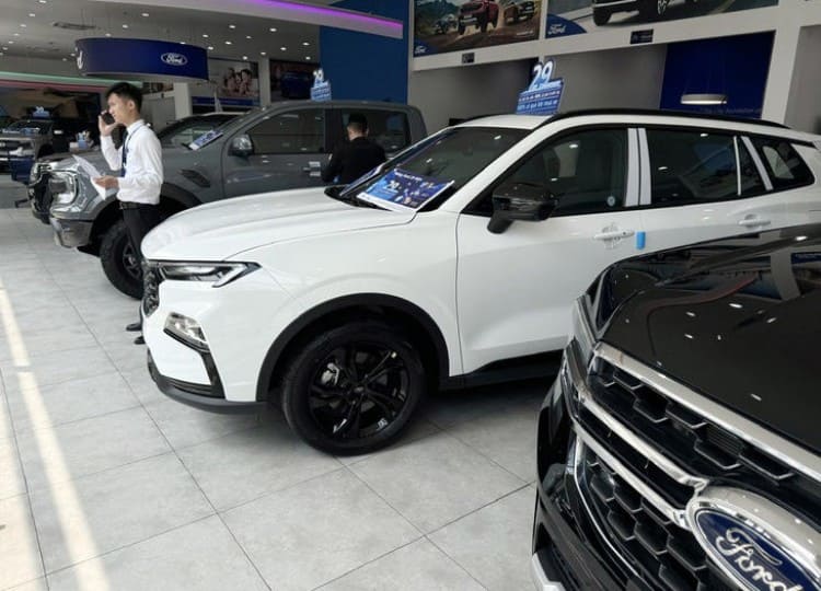 Đại lý ô tô xả hàng xe tồn kho