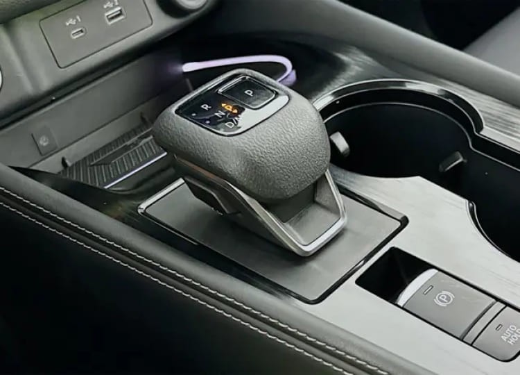 Hãng xe 'vẽ vời' cần số khiến tài xế lúng túng