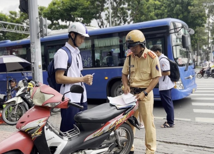 Mức phạt người chưa đủ tuổi điều khiển ô tô, mô tô, xe gắn máy từ 1/1/2025