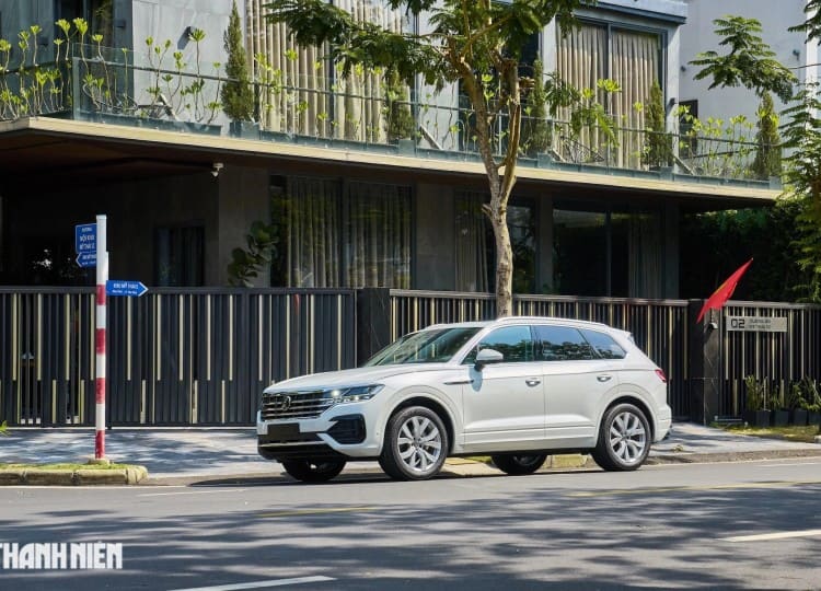 SUV Đức Volkswagen Touareg có đáng giá 2,7 tỉ đồng?
