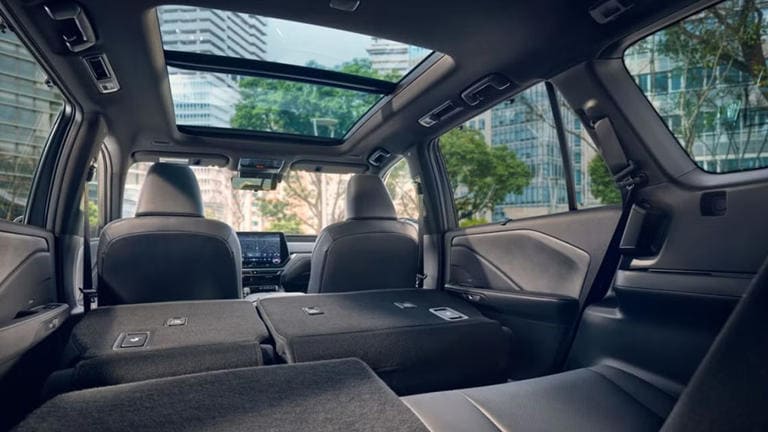 Nhiều mẫu xe SUV cỡ trung có không gian chở hàng rộng rãi. Ảnh: Lexus