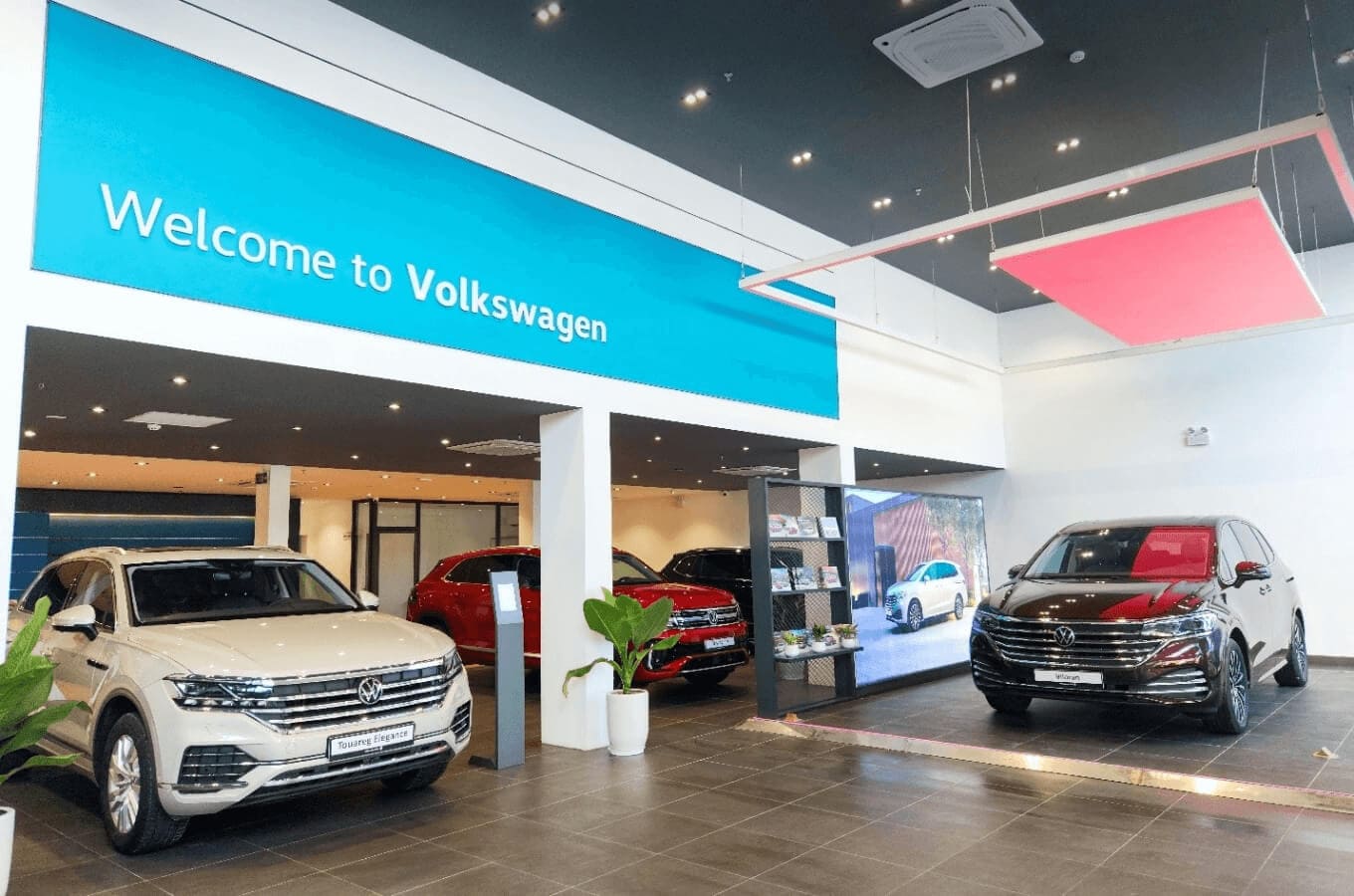 Khu vực trưng bày các dòng xe Volkswagen. Ảnh: VW