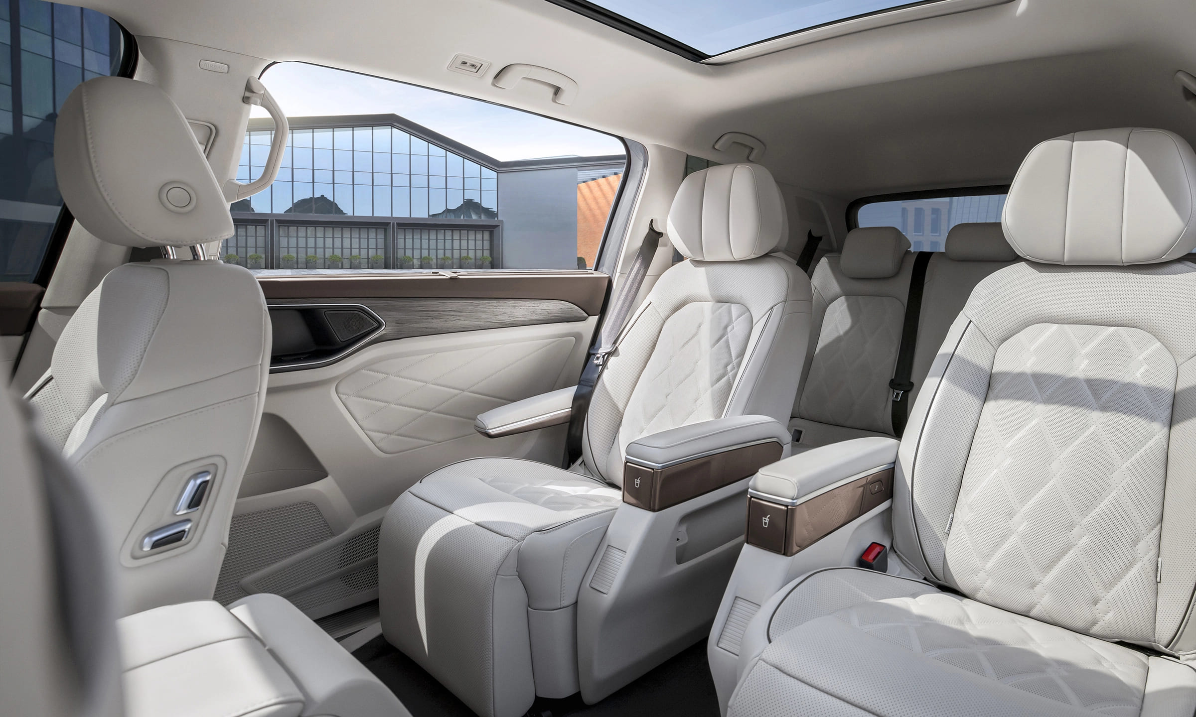 Hàng ghế thứ hai trên Viloran. Ảnh: VW VN