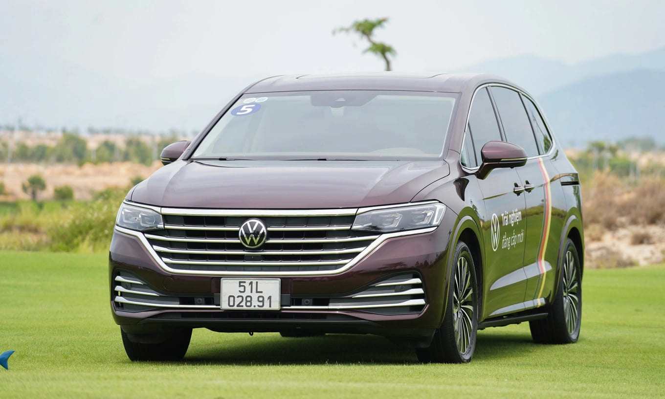 Volkswagen Viloran tại một sân golf ở Khánh Hoà. Ảnh: Thành Nhạn