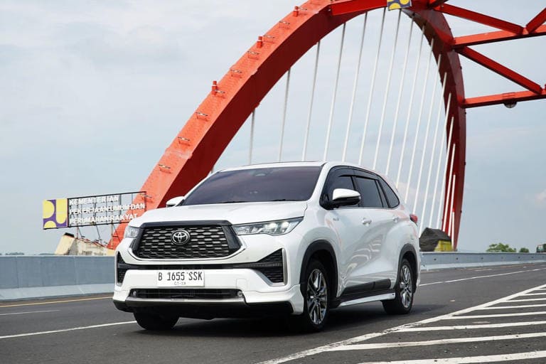 Một mẫu Innova Cross lăn bánh tại Indonesia. Ảnh: Kompas