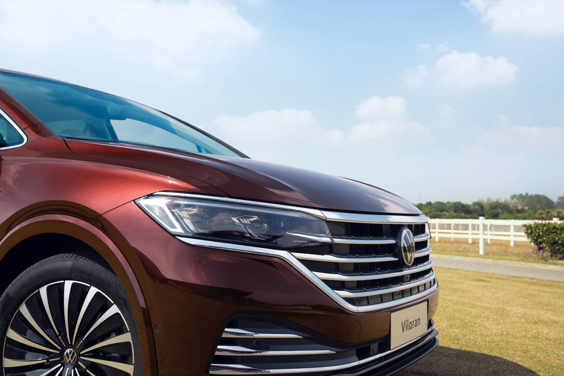 Giá xe Volkswagen Viloran Premium MPV 2.0L TSI - hộp số ly hợp kép DSG 7 cấp